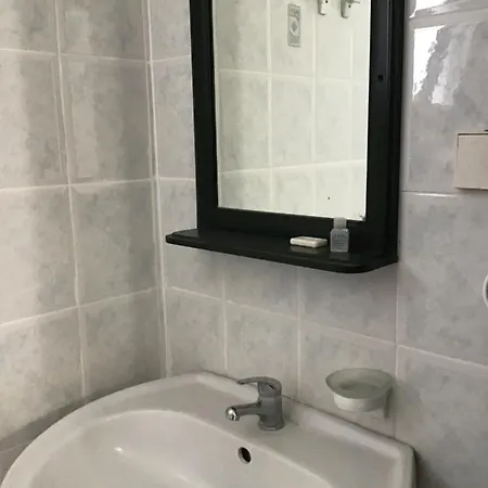 New Sedan Gazde/Camere de închiriat *