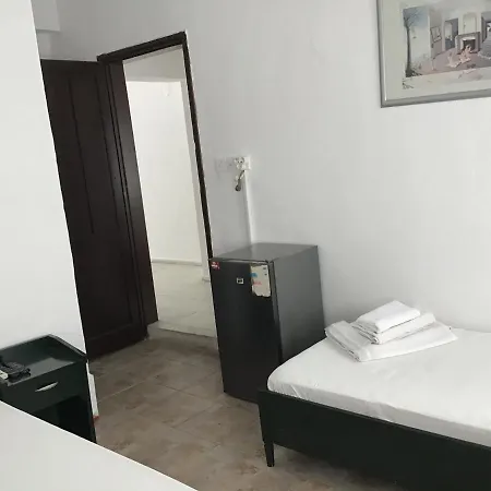 New Sedan Gazde/Camere de închiriat *
